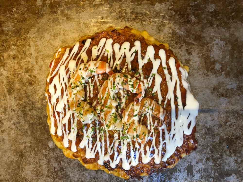 Comer okonomiyaki, una de las cosas que hacer en Hiroshima
